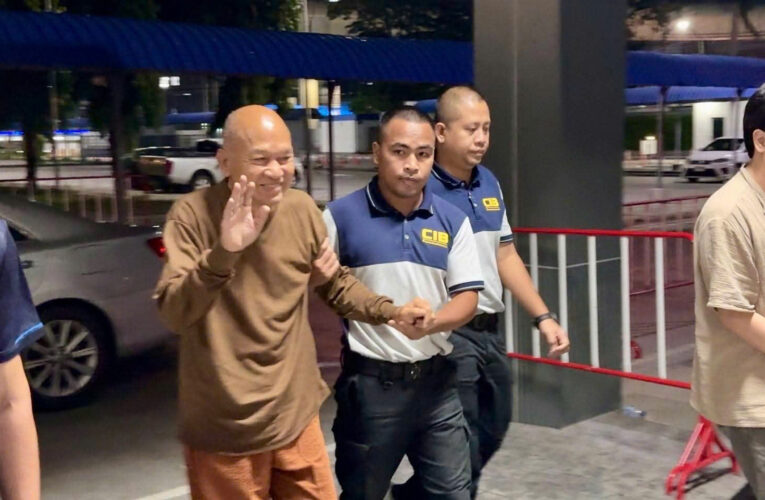 Thái Lan: Trụ trì ăn chặn từ thiện; tịch thu hơn 400 sổ đỏ, 60 ô tô với tổng giá trị hơn 8.000 tỷ VNĐ