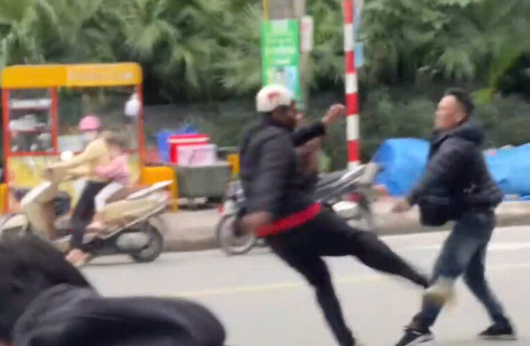 Màn giao lưu võ thuật giữa phố của 2 anh trai