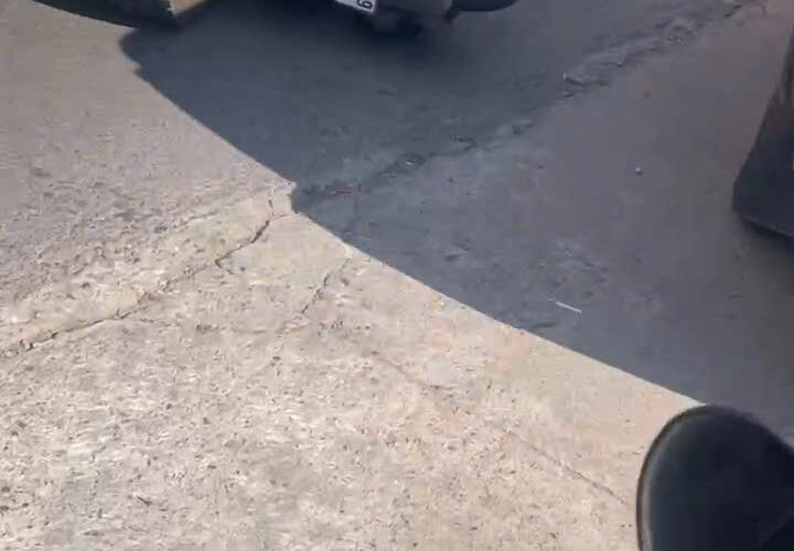 Xe máy chui vào gầm ô tô tại Bá Hiến – Bình Xuyên cũ