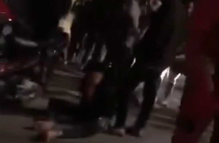 VIDEO CÁC BÁO THỦ NÉM CHAI BIA VÀO NGƯỜI ĐI ĐƯỜNG Ở ĐẠI LẢI