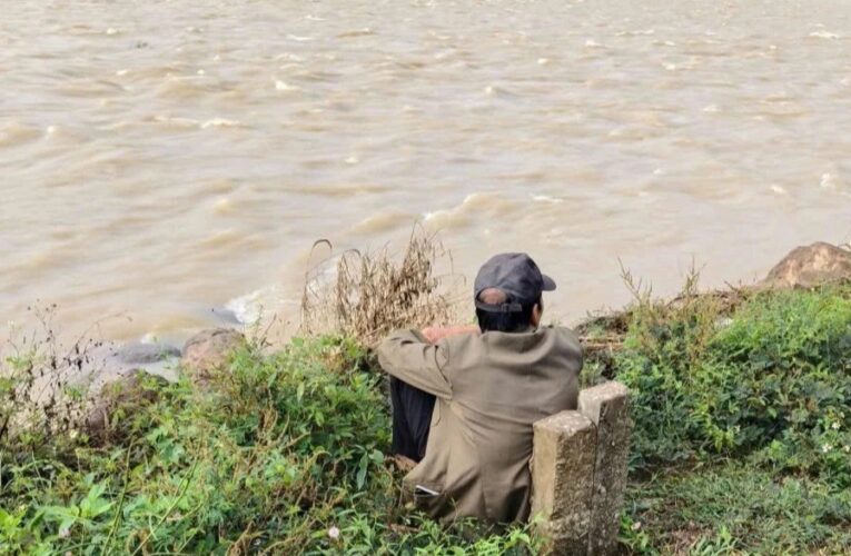 Nữ sinh mất tích, xe đạp và cặp sách cách nhà 80km: Thi thể kẹt trong bèo