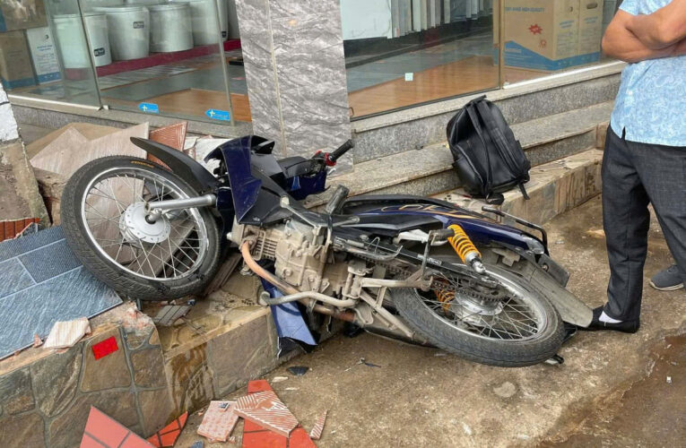 Xe máy va chạm mạnh với ô tô, 2 học sinh bị thương.