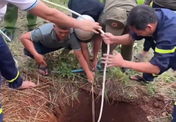 cứu nạn thành công một thanh niên bị rơi xuống hố sâu.