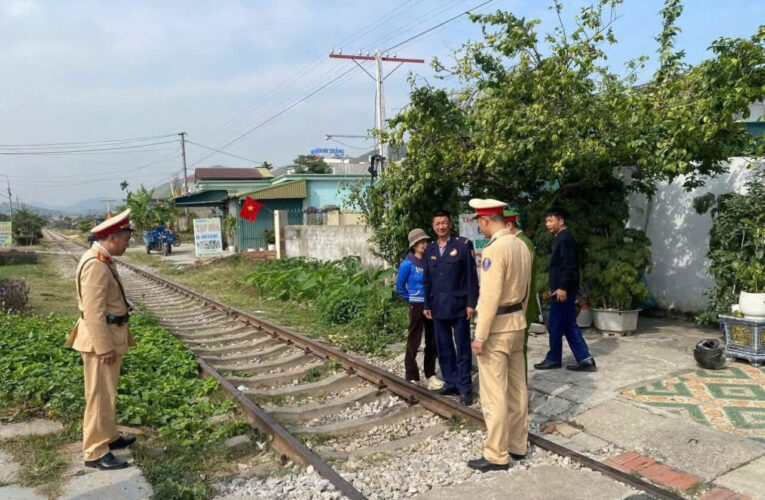 CÁI KẾT ẤM LÒNG CHO VỤ GIA ĐÌNH BBQ Ở TRÊN ĐƯỜNG SẮT TUẦN CHÂU