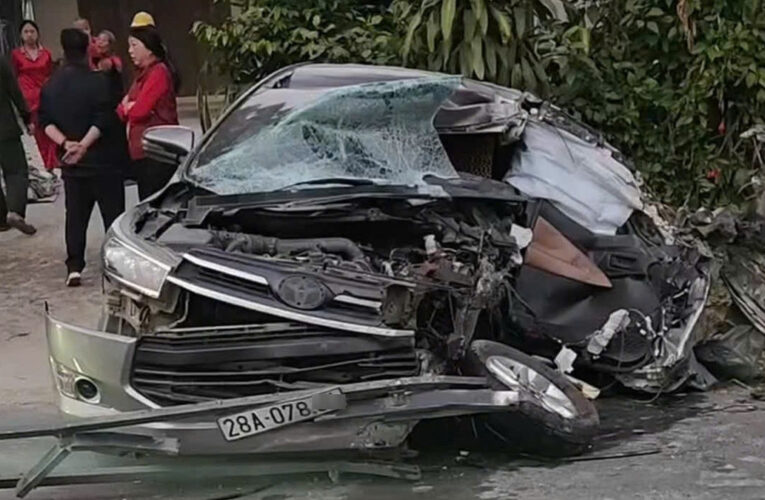 Xe con bẹp dúm sau va chạm xe tải ở Phú Thọ