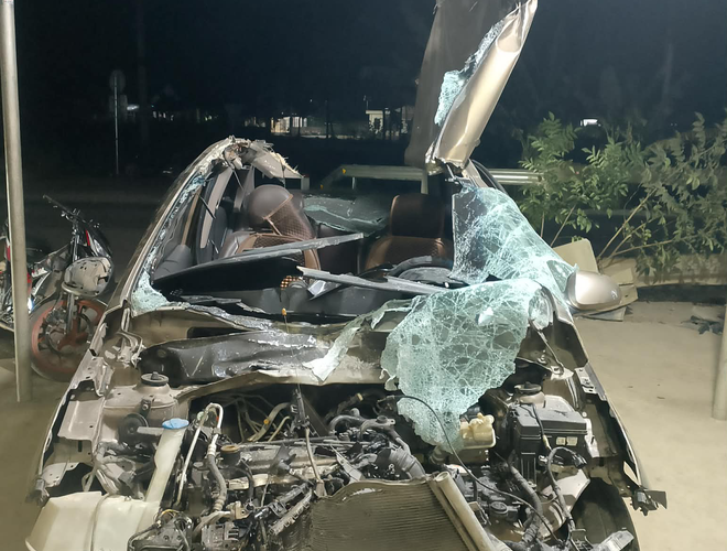 VIDEO: Ô tô tông vào lan can đường vỡ nát, tài xế lành lặn cầm điện thoại ra khỏi xe