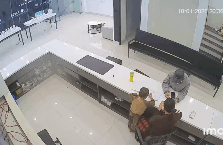 Camera ghi lại vụ cướp điện thoại trong cửa hàng smartphone ở Đô Lương, Nghệ An